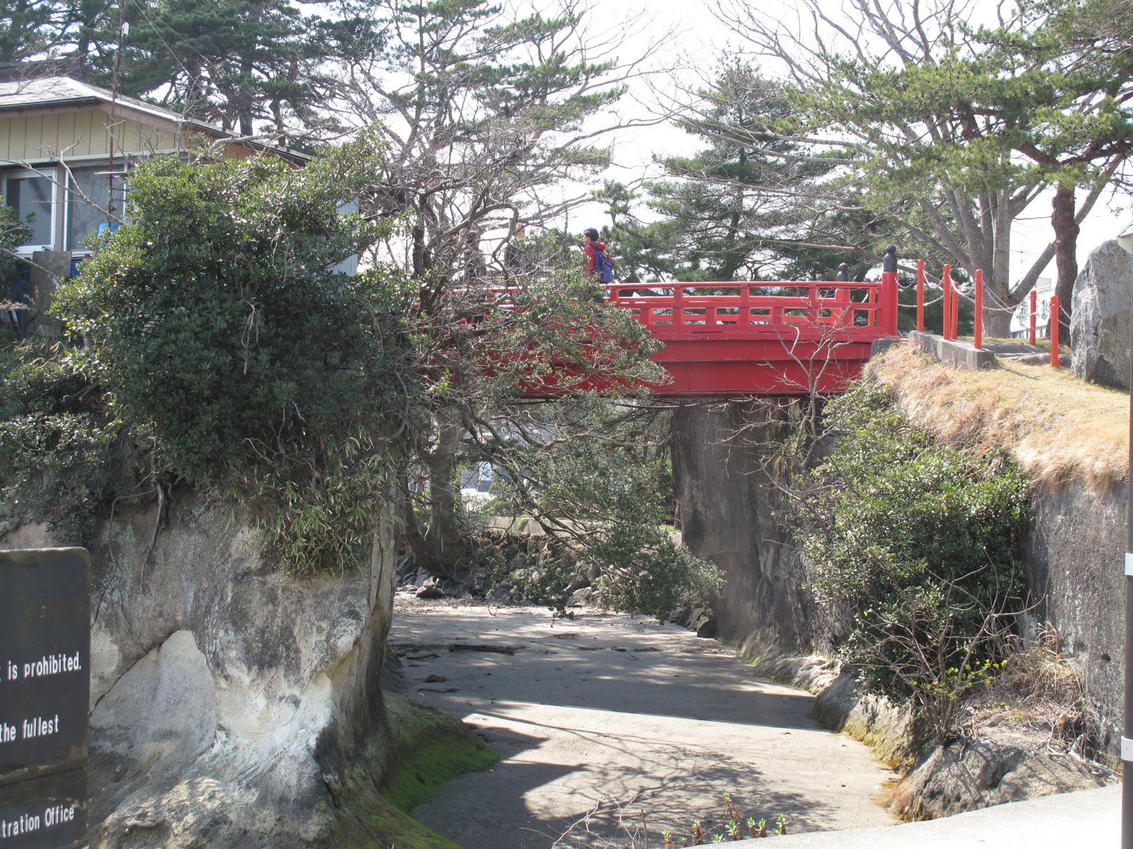 A red bridge over a gap in the rocks