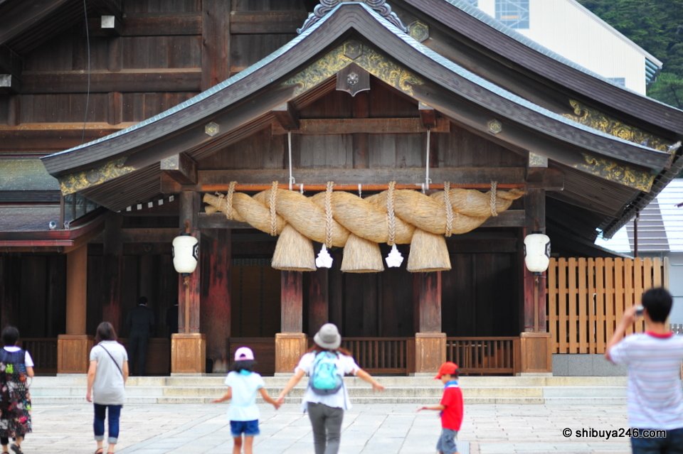 The worship hall with a thick straw rope over the entrance