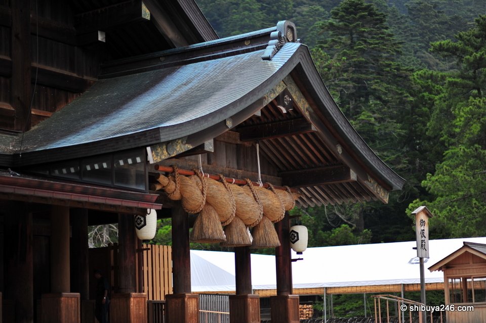 A shrine hall with a straw rope across the front