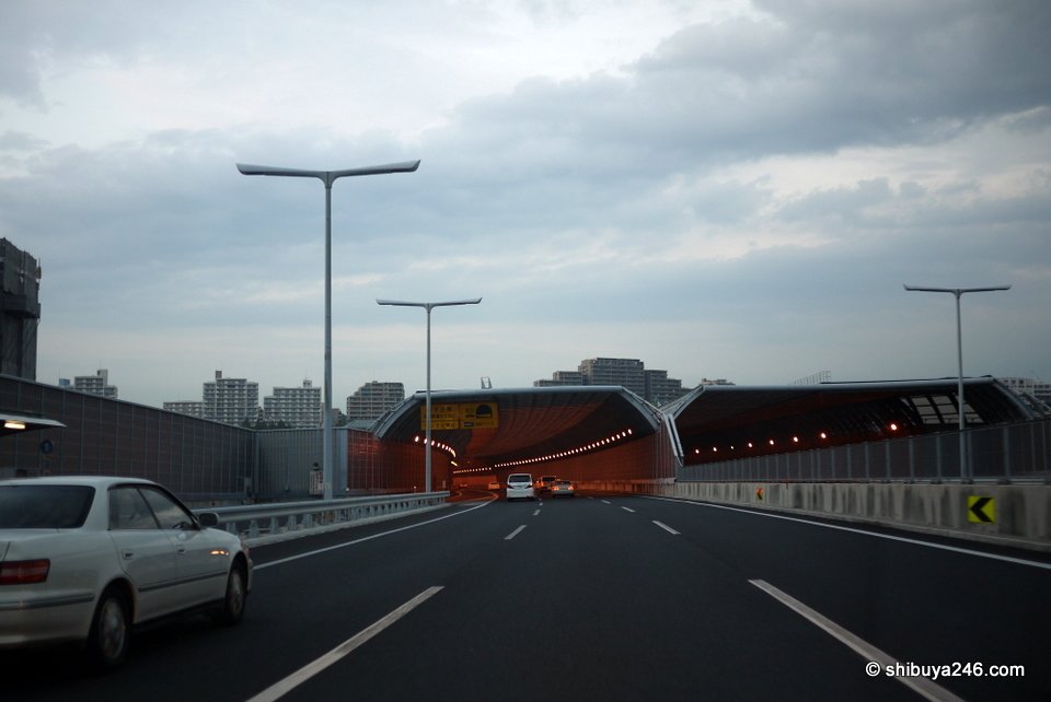 A highway entering a tunnel on the Kobe side