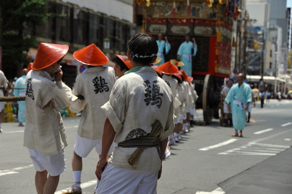 The backs of jackets printed with 鶏