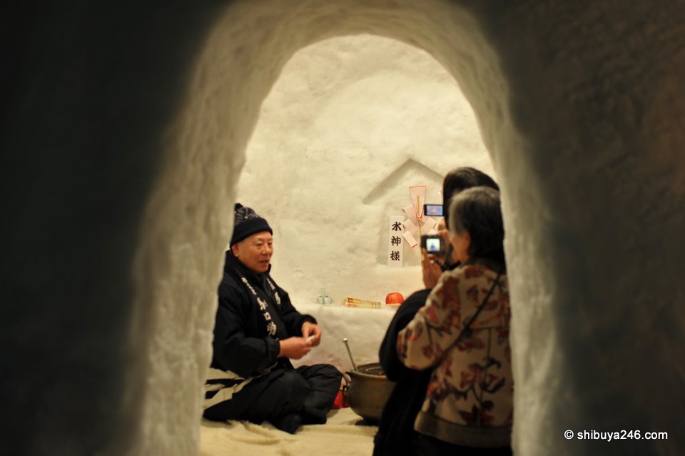 Japanese and Foreigners alike, all keen to get a photo of the inside of the kamakura.