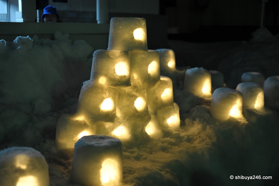 Lots of shapes and combinations for stacking the snow.