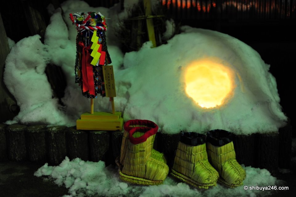 Traditional snow boots and a mini bonden alongside a small kamakura for this house.