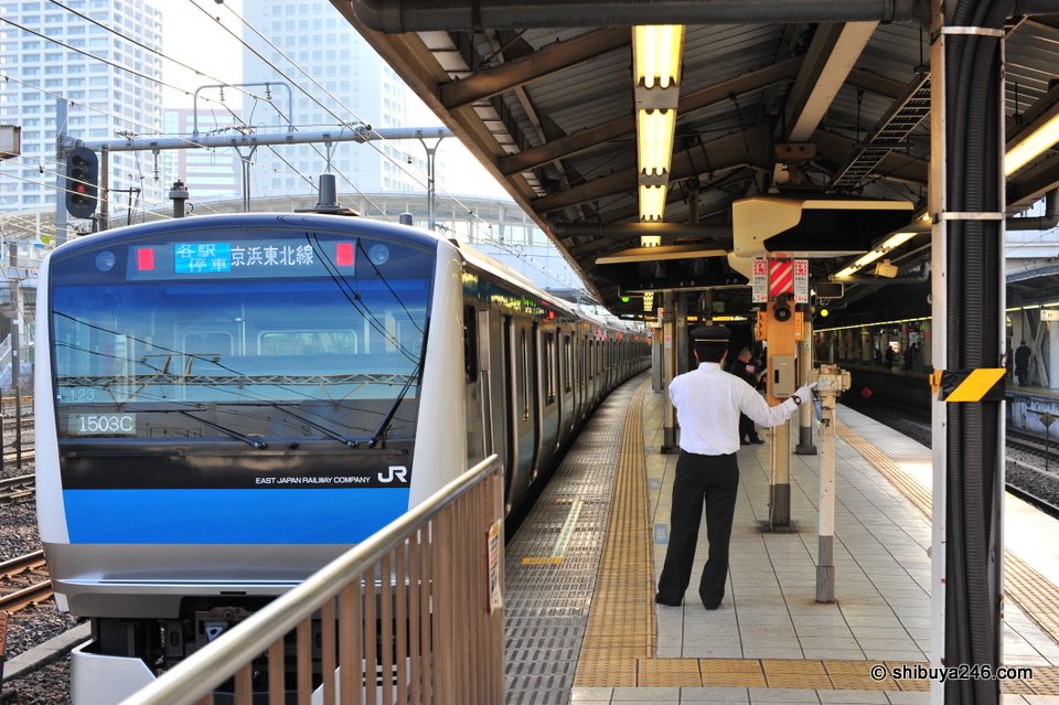 The button is pressed by the rear cab driver for the Tohoku Line. Time for everyone to jump on before and head home.