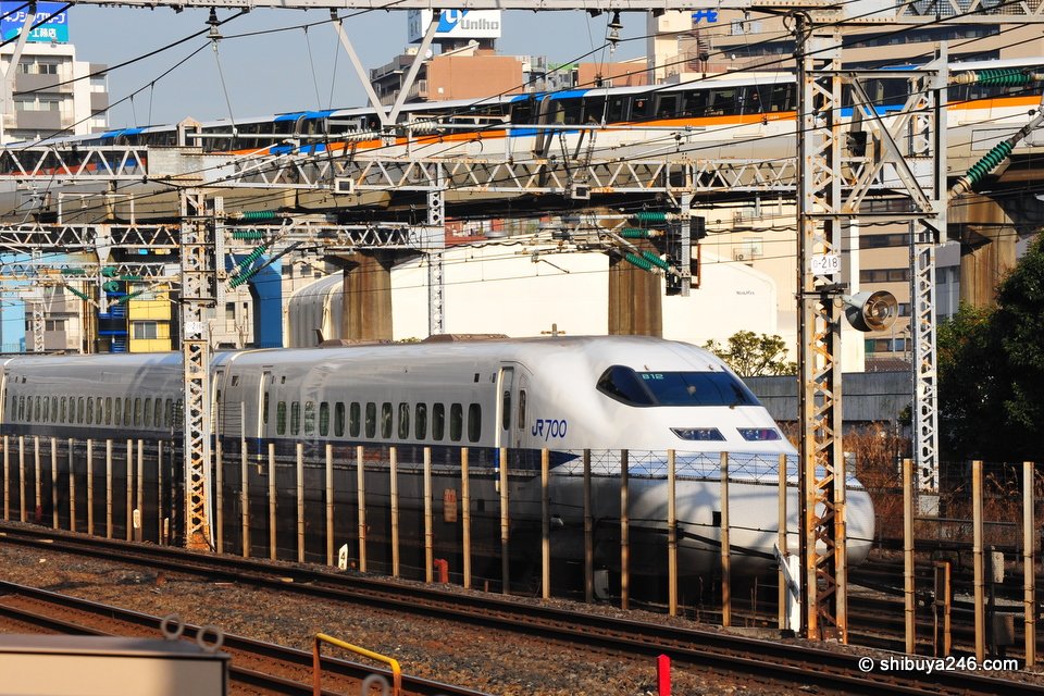 As the Shinkansen passes by, can you see the monorail coming in frmo Haneda Airport at the top of the picture?