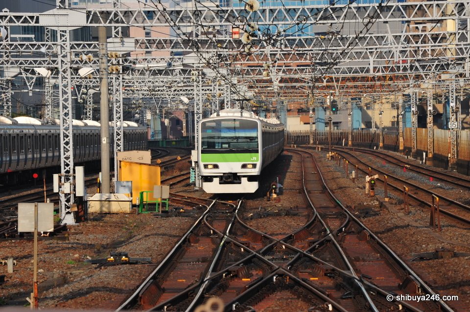Although the Yamanote Line generally stays on the same track all the way round the loop, at the flick of a switch it could be diverted to other platforms.