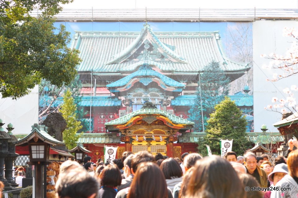 The Toshogu Shrine is having renovations carried out at the moment, hence the need for the clever backdrop picture.